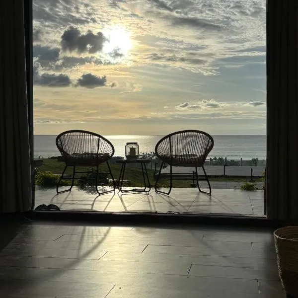 Stunning Oceanview 2B Waterfront Apartement, hótel í Bijilo