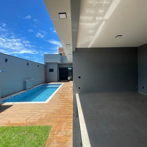 Belíssima Casa de Piscina, hotel en Pirassununga