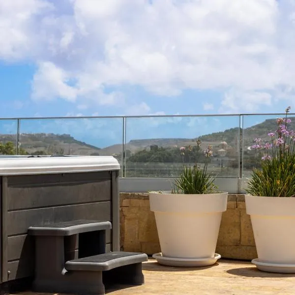 ROOFTOP HIDEAWAY, JACUZZI, BBQ & PETss, ξενοδοχείο σε Għarb