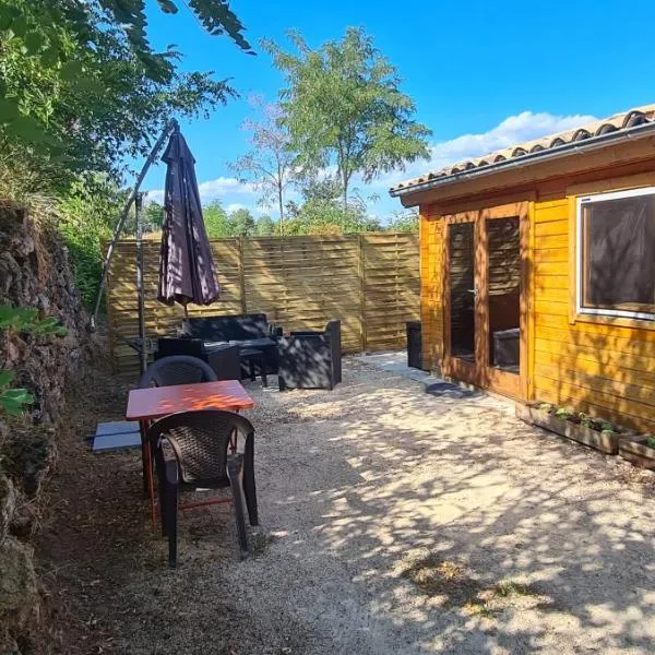 Charmant chalet en bois - Ardèche, hotel v destinaci Joyeuse