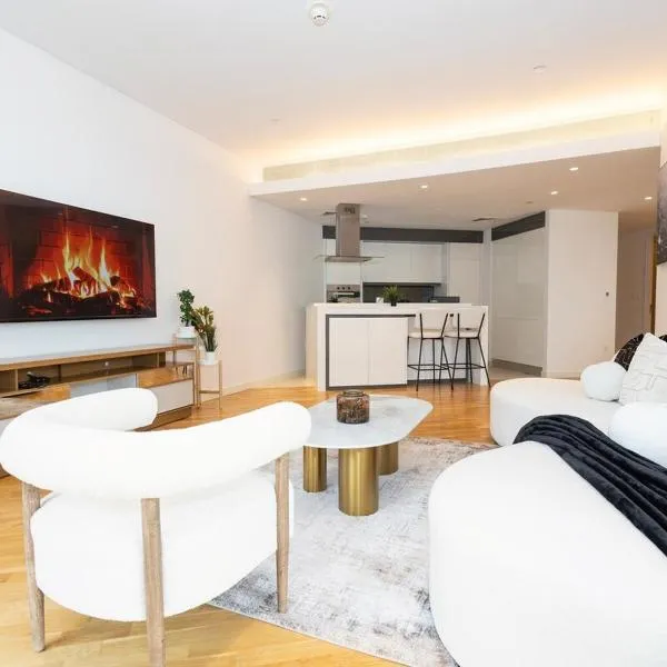 Spacious Luxury 1BR Modern Design Bluewaters, хотел в Дубай