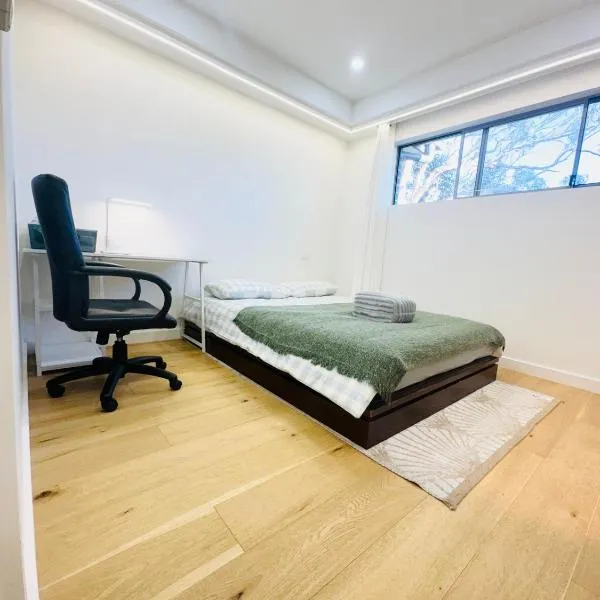 Cozy Bedroom with Private Bathroom and Toilet Close to Train Station Airport, hotel u gradu Revesby