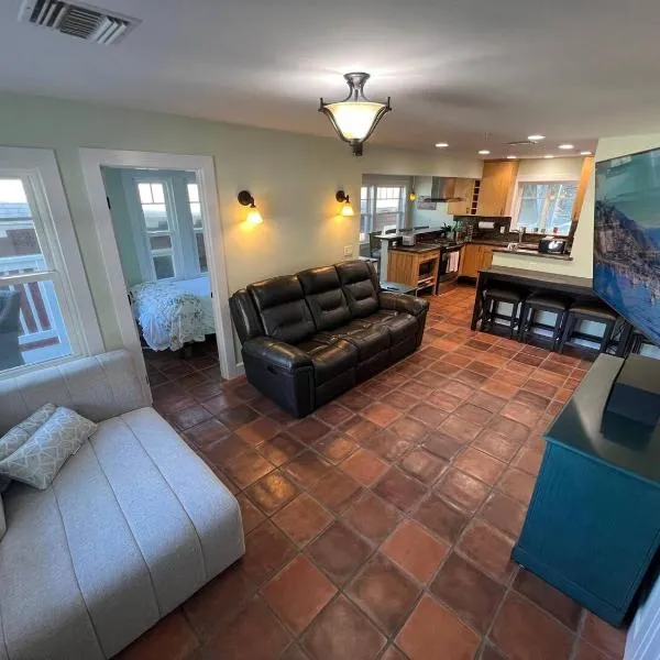 Catalina Three Bedroom Home With Hot Tub And Golf Cart, hotel in Avalon