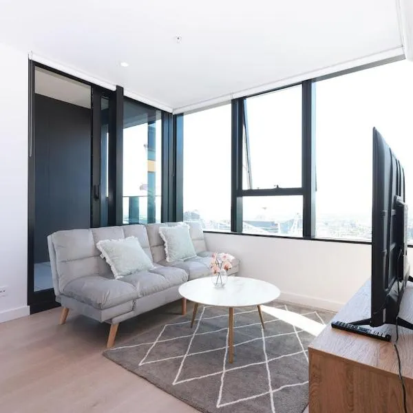 15D Abnb-Style Stylish City Stay with Balcony, Pool and Skyline Views, hotel em Melbourne