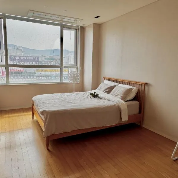 Cozy Modern Studio at Shin-Bundang Line, Hotel in Seongnam