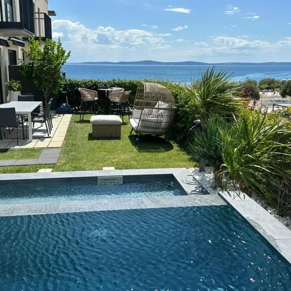 New luxury apartment with PRIVATE Heated POOL and amazing terrace with seaview，位于斯普利特的酒店