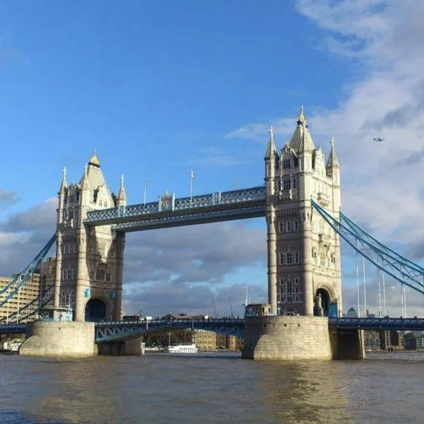 Luxury Skyline 2BR Apartment Central London, hotel in London