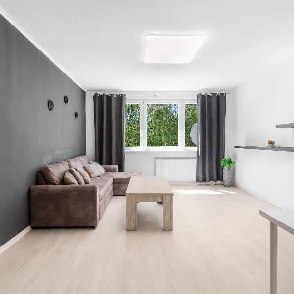 Spacious 3-Bedroom Apartment with Park View in Petržalka, hotel v destinaci Bratislava