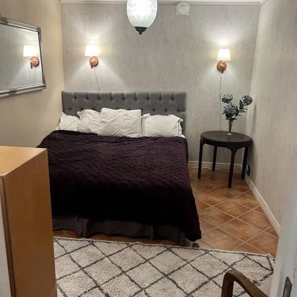 Lovely small room with a double bed no window in a charming Båstad villa prime location with terrace, hotel en Båstad