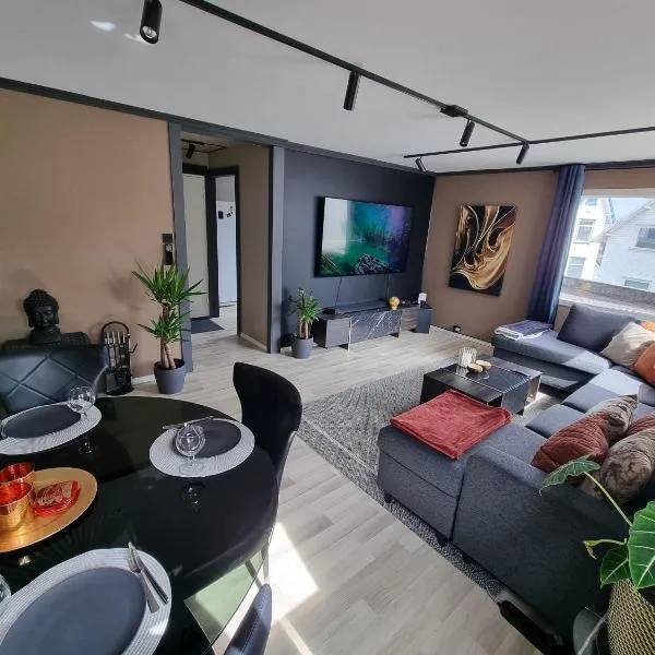 Spacious and central apartment with a private garden, Free parking and Free EV recharging, hôtel à Stavanger