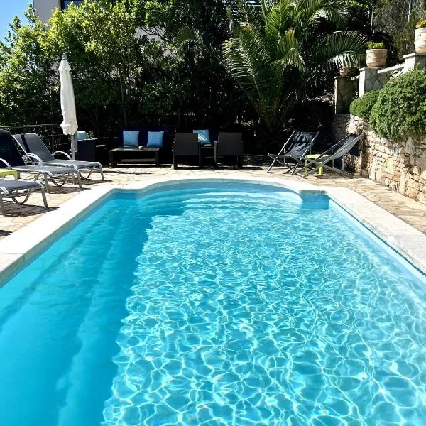 Espectaculares vistas al mar en chalet con piscina、ベグールのホテル