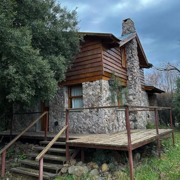 Hermosa cabaña a orillas del rio, hotel in Junín de los Andes