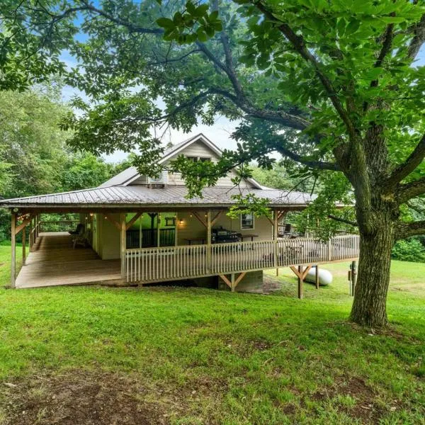 Fawn Hollow Retreat, King bed, game room, BBQ, hotel 