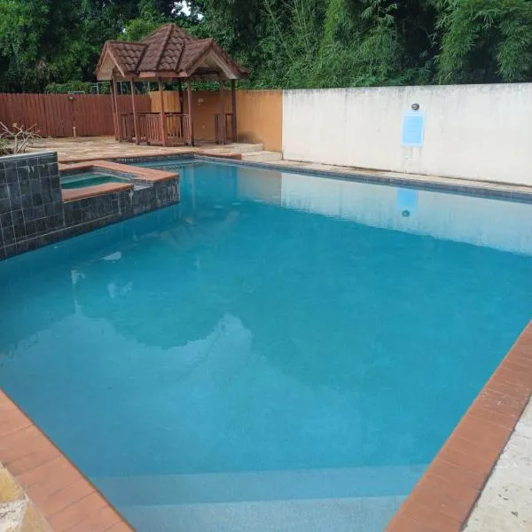 Embassy Royale, hotel em Kingston