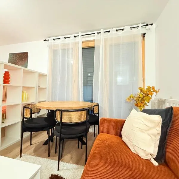 Vases d'honneur HOME proche de Paris et du stade de France, Hotel in Aubervilliers