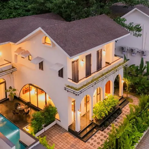 BellaVie 3-BHK Villa With Private Pool & TV Lounge Area in A Gated Complex, hotel in Siolim