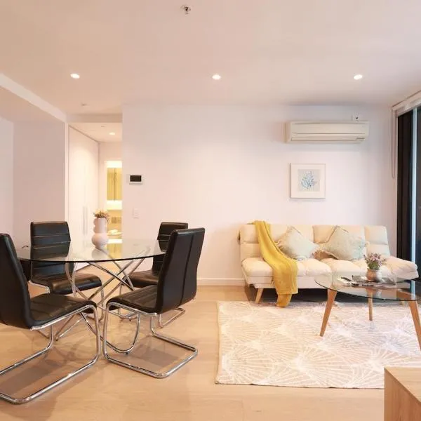 54D Flinders St Abnb-Style 2BR with Balcony, View & Free Parking, מלון במלבורן