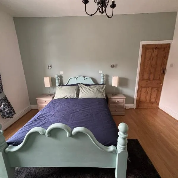Peaceful victorian house, hotel in Halifax