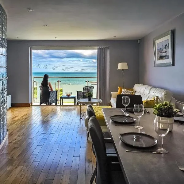 Beachside - Stunning sea view townhouse across the road from the beach, Hotel in Kilkeel