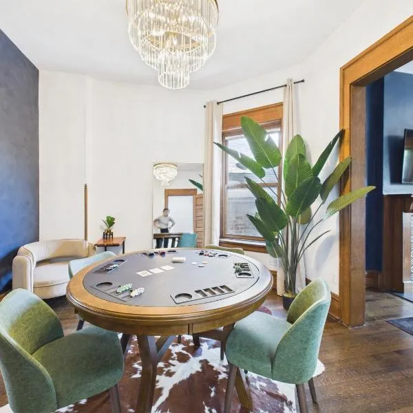 Wrigleyville Gem with Hidden Bar & Vintage Charm, hotel v destinaci Chicago