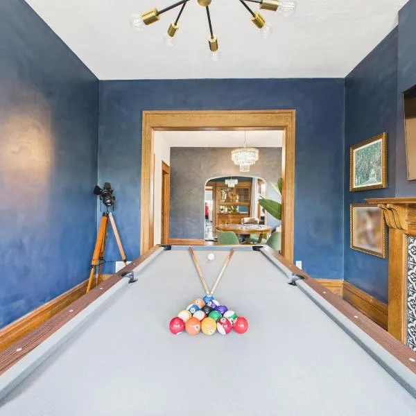 Wrigleyville Gem with Hidden Bar & Vintage Charm, hotel in Chicago