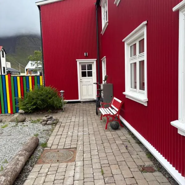 Newly renovated house in the old part of Isafjordur sleeps 5 in 3 bedrooms, hôtel à Ísafjörður