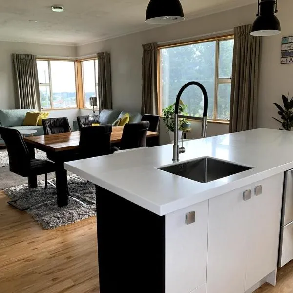 Cheerful country home with 3-bedrooms, 2-bathrooms, hôtel à Dunedin