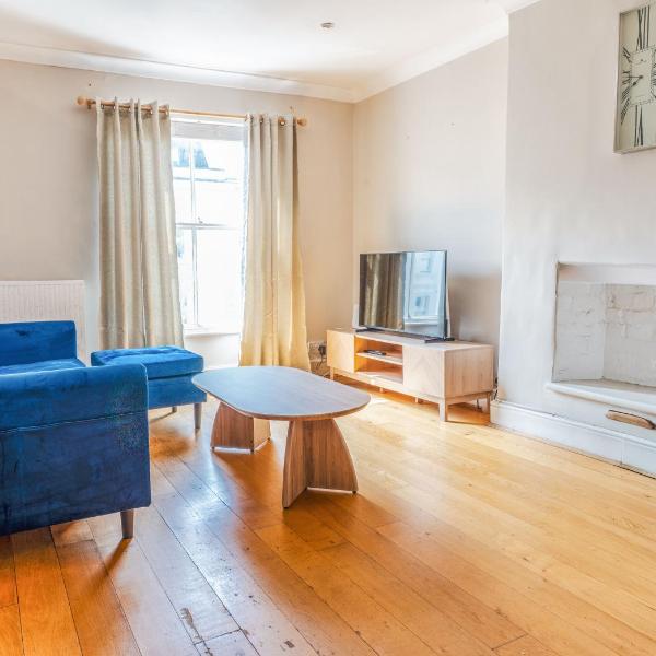Modern Top - Floor Retreat in Notting Hill - Walk to Portobello Market, London