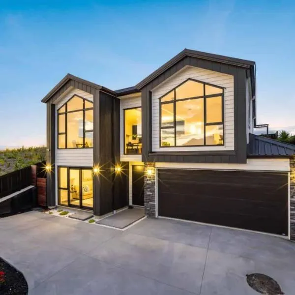 Modern Comfort in Long Bay near Beach & Cafes, ξενοδοχείο στο Ώκλαντ