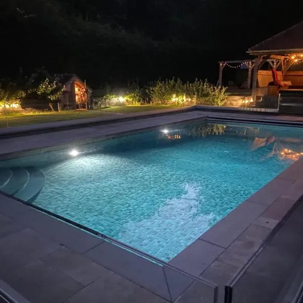 Shepherd's Huts -at- Chawton Park Bungalow, hotel v destinaci Alton