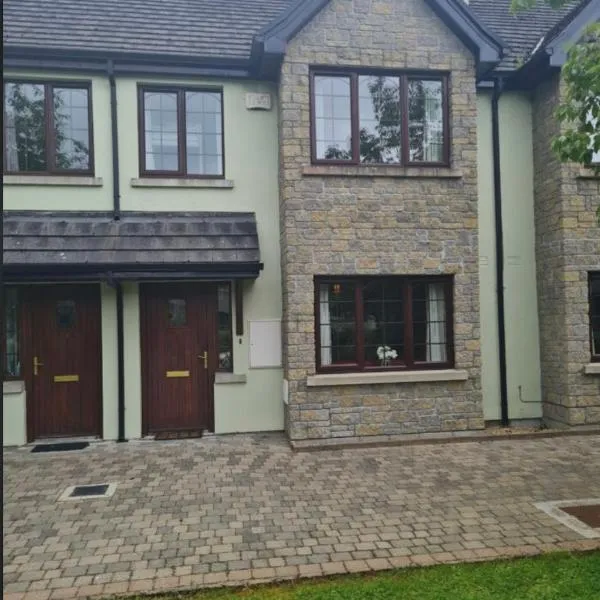 Lough Rinn - Mac Raghnaill Court, hotel in Rivers Town