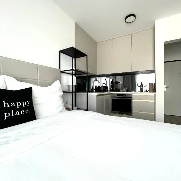 Brand New Minimalist Flat, Free Parking & Wifi, hotel in Bratislava