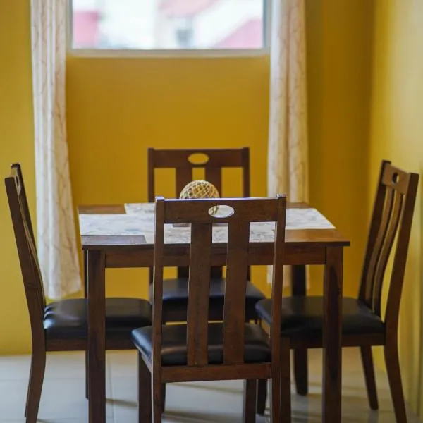 Chic two bedroom city apartment, hotel en Roseau