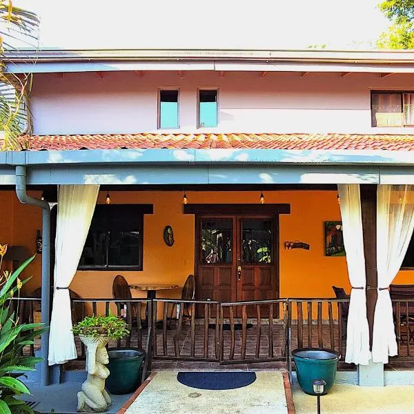 Lovely Tropical Ensuite Bedroom - Pool AC Hot H2O, hotel in Herradura