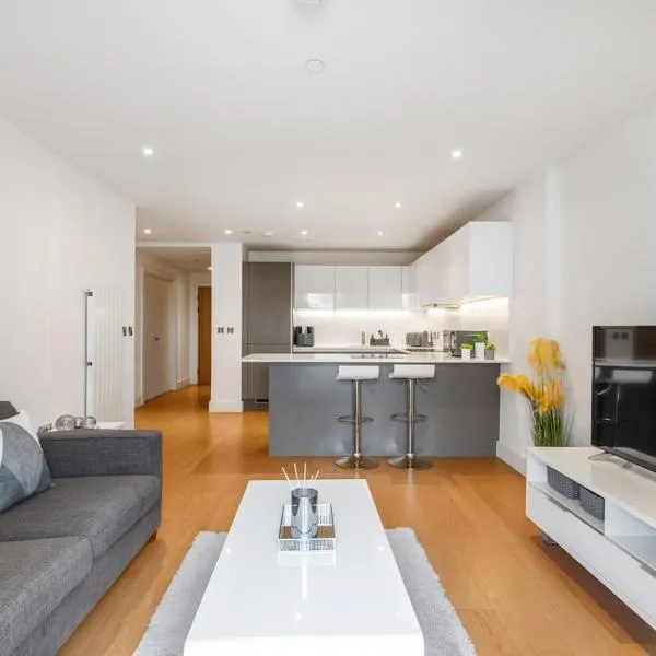 Chic Luxury Apt Gym Balcony 5min to Stadium & Tube, hotel din Londra
