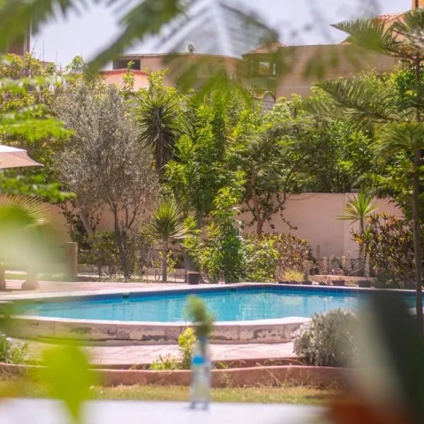 The White Oasis Family Villa, hotel in Alexandria