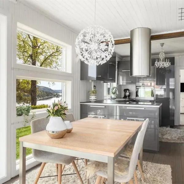Charming Seaside Home with Fjord Views, hotel in Asker