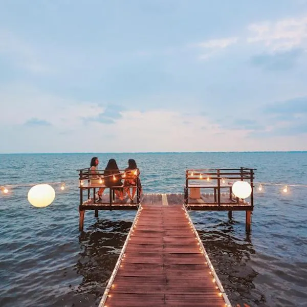 Airport waterfront chalet, hotel in Katunayaka