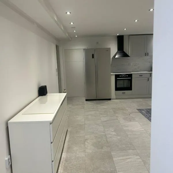 Fresh and newly renovated basement apartment, hotel v destinaci Malmö
