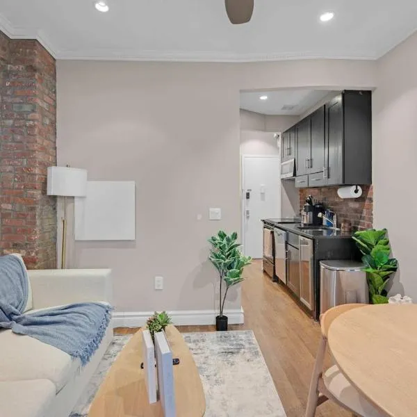 Boutique Style 2BR Haven Sleeps 5 Heart of LES, viešbutis Niujorke