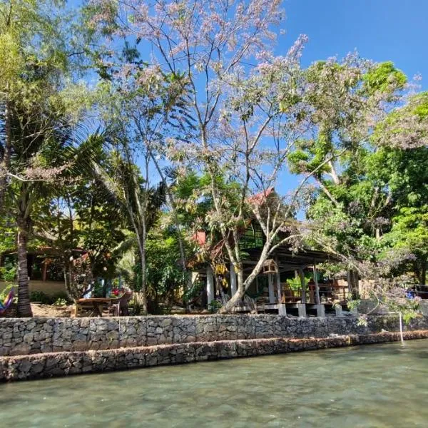 Yaxlik River Lodge, hôtel à Lanquín