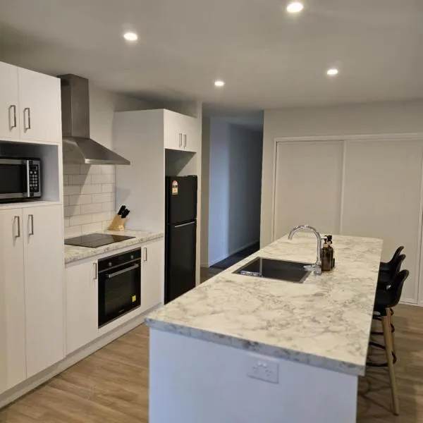 Family home, hotel in Rolleston