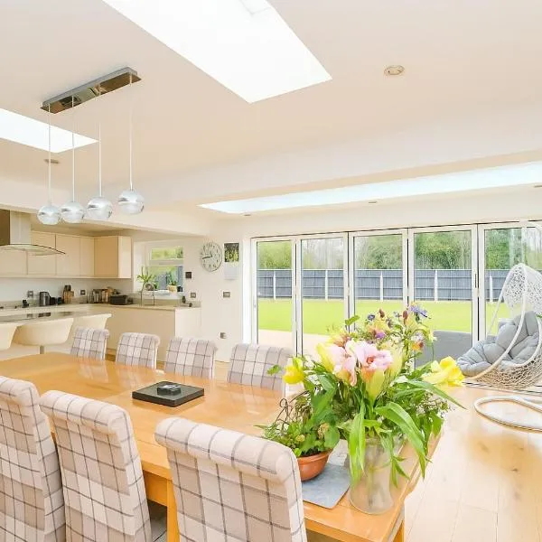 "Tranquil Village Hideaway Bungalow"near Kings Lynn, hotel in Kings Lynn