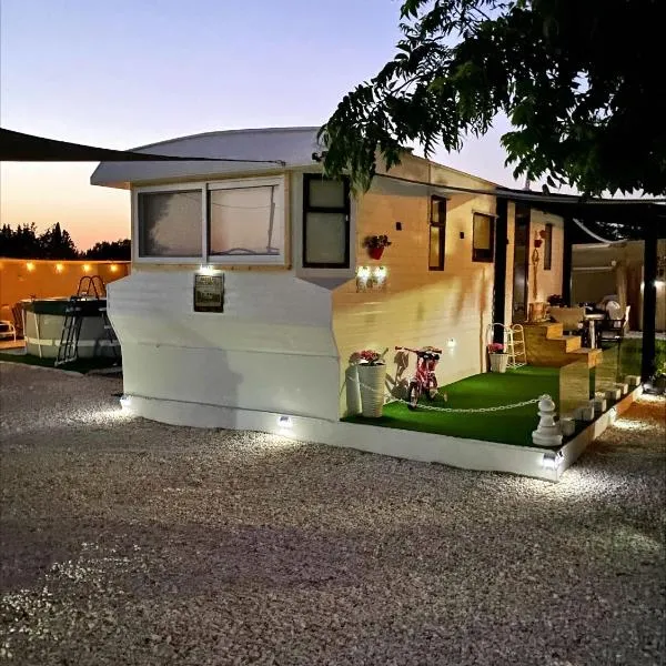 Nefeli's Dollhouse Caravan 3 minutes from Geroskipou Beach, hotel in Yeroskipou