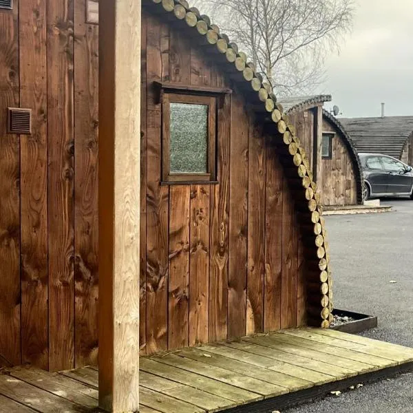 Pod3 - Powys River Pods - Pet Friendly Glamping Pod Builth Wells Powys Wales, hotel in Garth