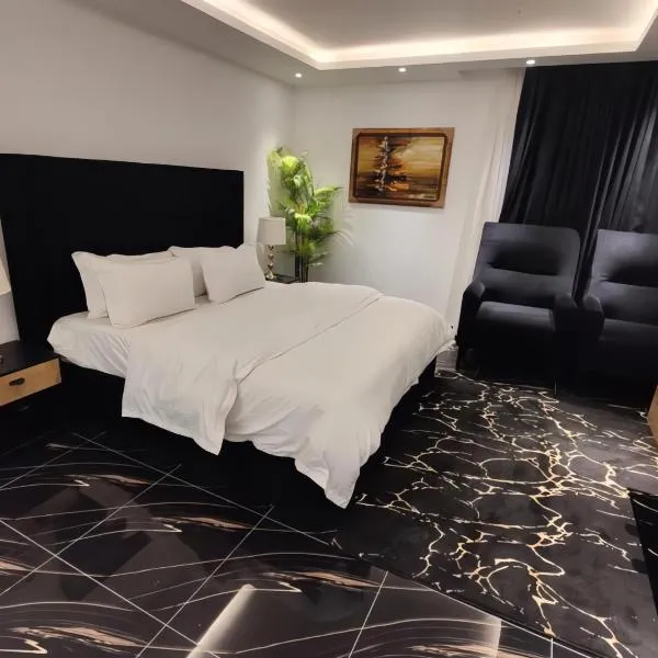 GoldCrest Mall Luxury Apartments with Balcony In DHA Lahore, hotel in Lahore