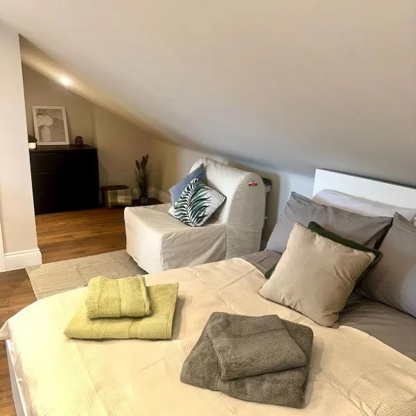 Stylish Bright loft Studio in Ealing, hotel in Ealing