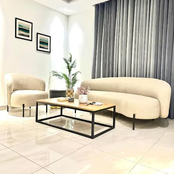 Zameen Aurum Luxury Apartments Gulberg 3 Mirhaa homes -1, hotel em Lahore