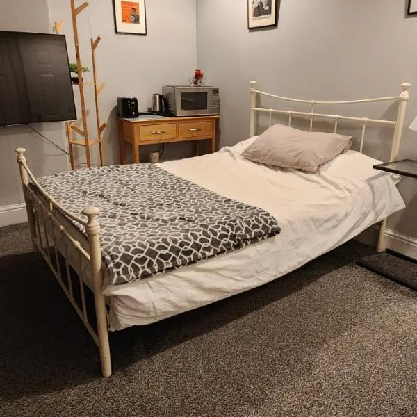 Serene Homes Sheffield, Private Ensuite Velux Room、Hillsboroughのホテル