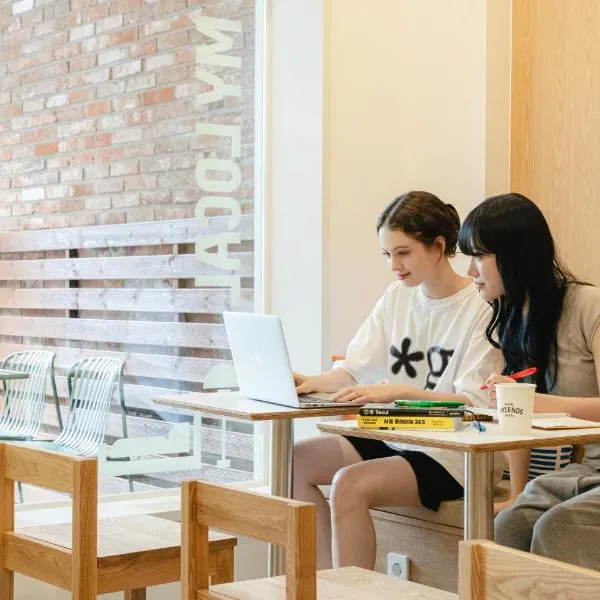 Sinchon Local Friends Hotel, hotel in Seoul